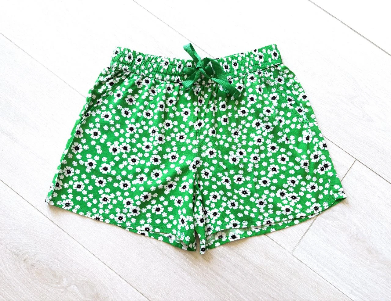 🌿 HEMA groene bloemen‑short – maat S – comfy & cute